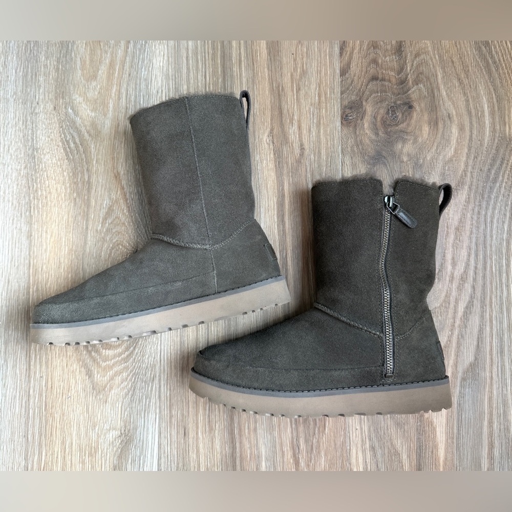UGG Classic Zip Short Boots – Eucalyptus Spray, Size 7 (Like New)